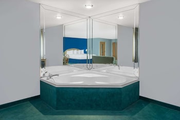 Deluxe Studio Suite, 1 King Bed, Non Smoking