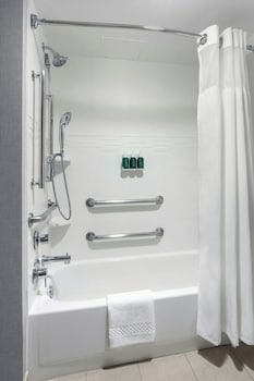 Suite, 2 Bedrooms (Mobility/Hearing Accessible, Tub)