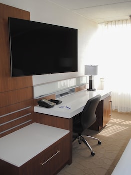 Room, 1 King Bed (Mobility/Hearing Accessible, Tub)