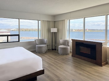 Deluxe Room, 1 King Bed, Corner