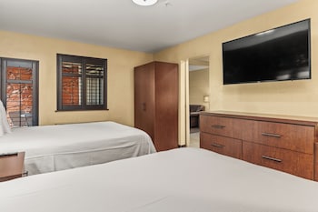 Suite, 2 Queen Beds, Balcony