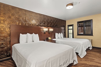 Suite, 2 Queen Beds, Balcony