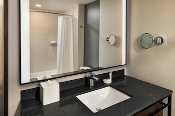 Room, 1 King Bed, City View (Mobility Accessible, Tub)