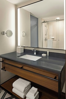 Room, 2 Queen Beds, City View (Hearing Accessible)
