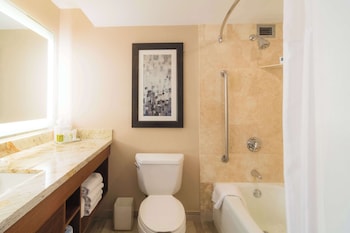 Deluxe Room, 1 King Bed, Accessible, Bathtub