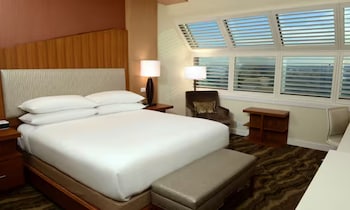 Deluxe Room, 1 King Bed, Accessible, Non Smoking (Roll-in Shower)