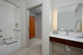Room, 1 King Bed, Roll-in Shower (Mobility)