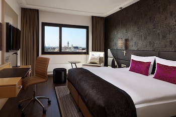 Deluxe Room, 1 King Bed, City View