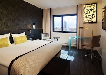 Deluxe Room, 1 King Bed, City View