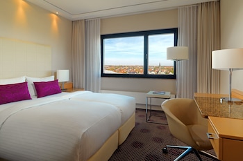 Deluxe Room, 1 King Bed, City View