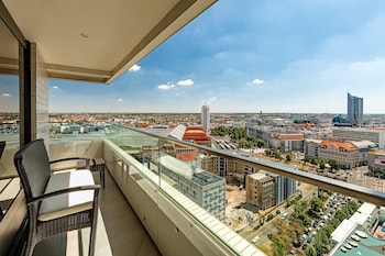 Deluxe Suite, 1 Bedroom, City View (Balcony)