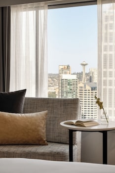 Premium Room, 2 Queen Beds, Non Smoking (Space Needle View)