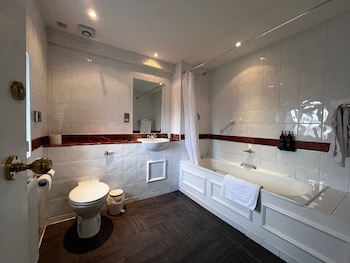 Carriage House Double Standard with Bath