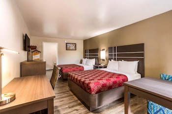 Room, 2 Queen Beds, Non Smoking, Ground Floor (Standing Shower)