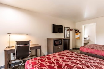 Room, 2 Queen Beds, Non Smoking, Ground Floor (Standing Shower)