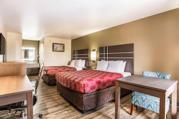 Room, 2 Queen Beds, Smoking (Upgrade)