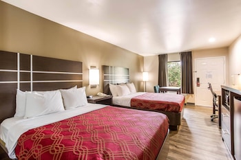 Room, 2 Queen Beds, Non Smoking, Ground Floor (Standing Shower)