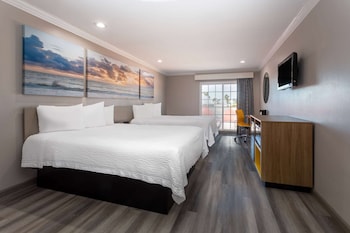 Deluxe Room, 2 Queen Beds, Non Smoking, Balcony