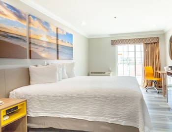 Deluxe Room, 1 King Bed, Non Smoking, Balcony