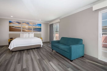Deluxe Room, 1 King Bed, Non Smoking, Balcony