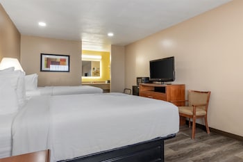 Standard Room, 2 Queen Beds, Non Smoking, Refrigerator & Microwave (Dining Table)