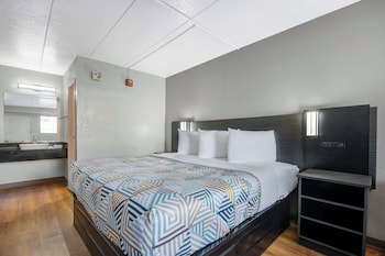 Deluxe Room, 1 King Bed, Non Smoking, Refrigerator & Microwave