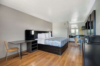 Deluxe Room, 1 King Bed, Non Smoking, Refrigerator & Microwave
