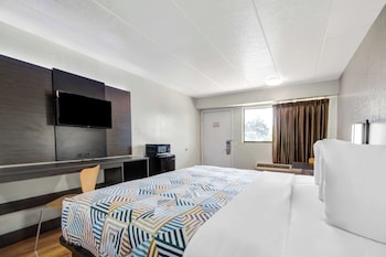 Deluxe Room, 1 King Bed, Non Smoking, Refrigerator & Microwave