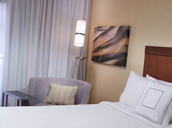 Room, 2 Queen Beds (Mobility/Hearing Accessible, Tub)