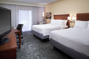 Room, 2 Queen Beds (Mobility/Hearing Accessible, Tub)