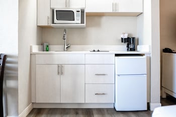 Oceanfront King Kitchenette