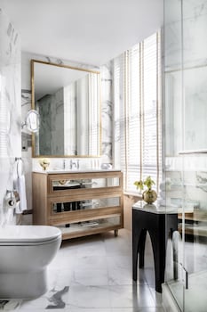 Luxury Studio Suite (1 Four Poster Bed)
