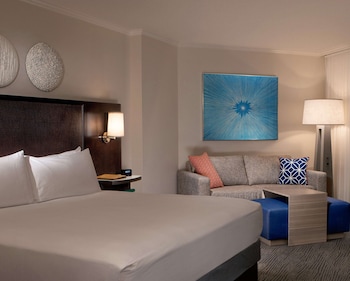 Suite, 1 King Bed, Accessible, Resort View (Mobility & Hearing, Roll-in Shower)