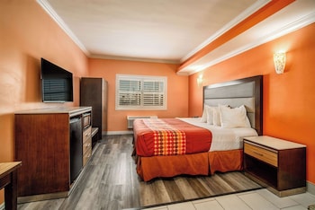Room, 1 King Bed, Non Smoking (with 2 person Hot Tub)