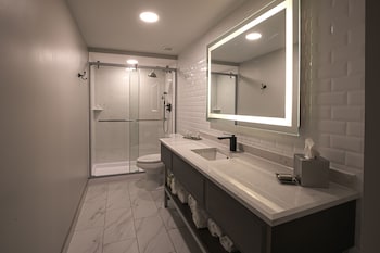 Standard Room, 1 King Bed, Accessible (Communications)