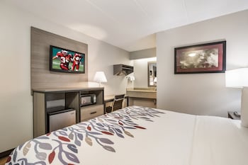 Deluxe Room, 1 King Bed (Smoke Free, Second Floor)