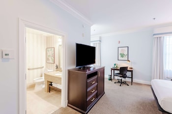 Deluxe Room, 2 Queen Beds, Accessible (Roll-In Shower, Mobility & Hearing)