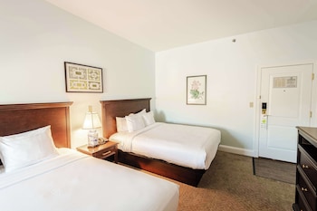 Deluxe Room, 2 Queen Beds, Non Smoking