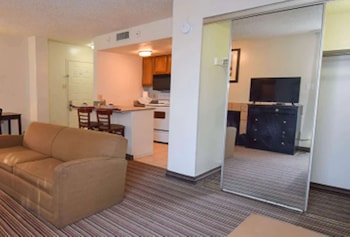 Studio Suite, 1 Queen Bed, Non Smoking (Roll-In Shower)