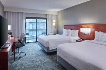 Room, 2 Queen Beds (Mobility/Hearing Access, Roll-In Shwr)