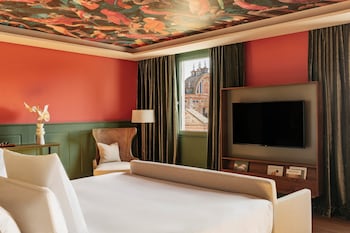 Junior Suite Red Level Cathedral View