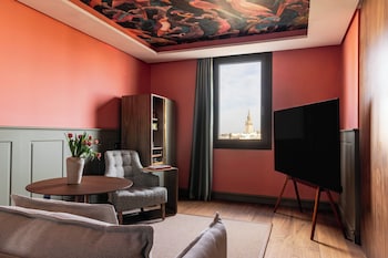 Suite Red Level Cathedral View