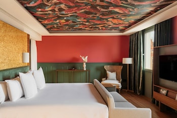 Junior Suite Red Level Cathedral View