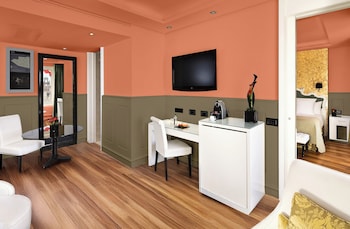 Suite, 1 Bedroom (Red Level (2+1))