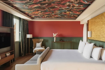 Junior Suite Red Level Cathedral View