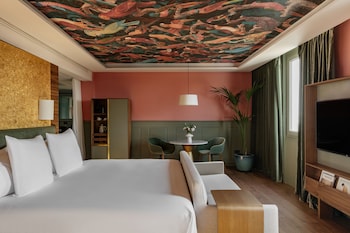 Junior Suite Red Level Cathedral View