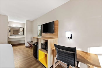 Room, 1 King Bed, Accessible, Smoking