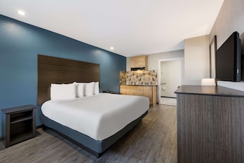 Standard Room, 1 King Bed, Accessible, Kitchenette