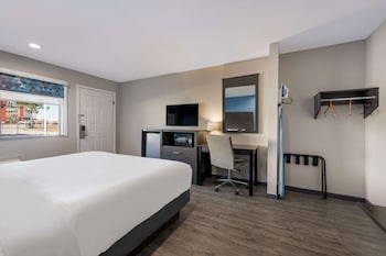 Standard Room, 1 King Bed, Accessible, Kitchenette