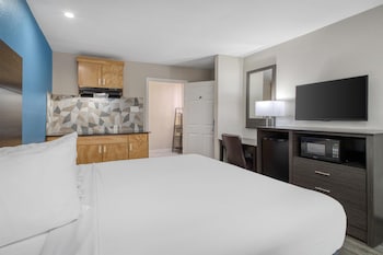 Standard Room, 1 King Bed, Non Smoking, Kitchenette